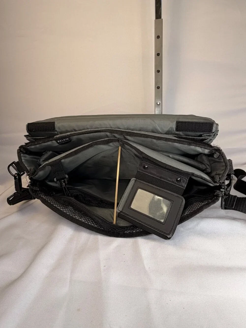 Belkin NE-07 Notebook Laptop Carrying Case Messenger Bag Black Gray Handle